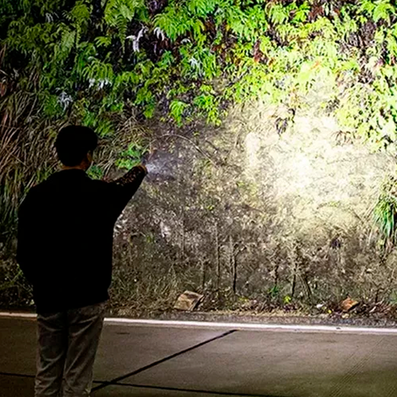 Linterna Táctica ZoomLED [CONVIERTE LA NOCHE EN DÍA]